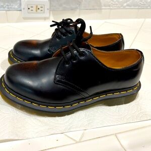Dr. Martens, Size 6, 1461 women’s smooth leather Oxford shoes in black.